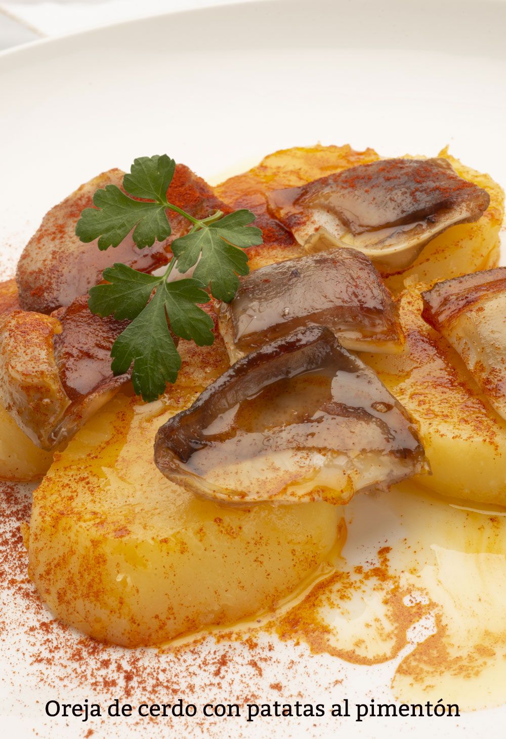 Receta de Oreja de cerdo con patatas al pimentón